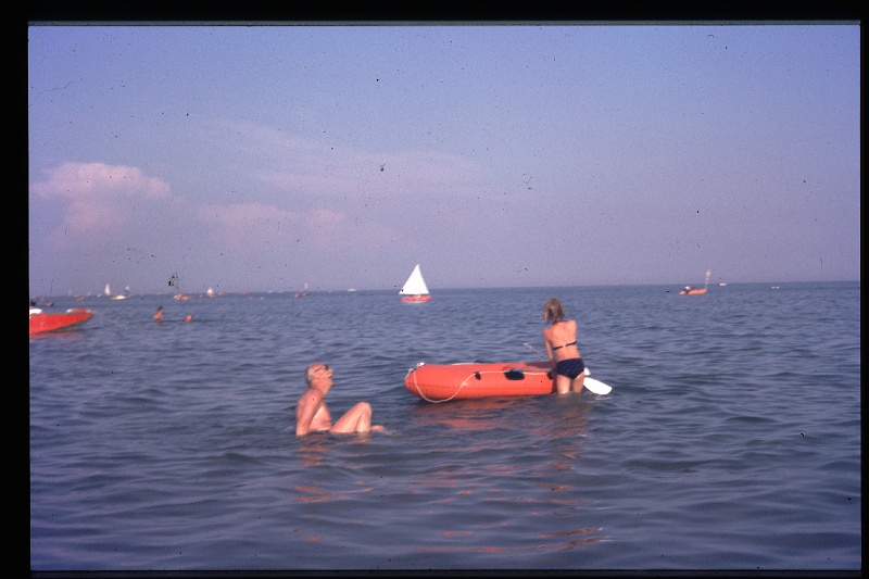 34.Bibione jul 1975 Papa,Marion.JPG